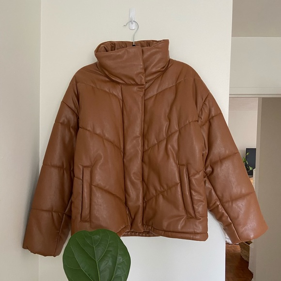 SOLD ON FB MARKETPLACE Aritzia Wilfred The Cloud Puff Vegan Leather Puffer Coat - Picture 2 of 13